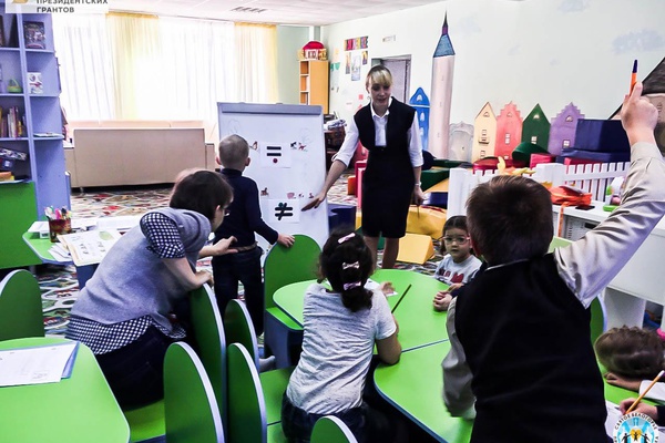 В нашем Центре дети продолжают готовиться к школе.