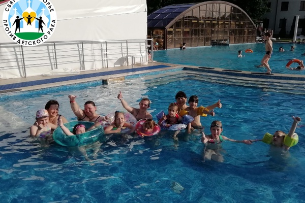 Жара выматывает невероятно, но наши подопечные имеют возможность окунуться в прохладную воду бассейна "Белогорье"