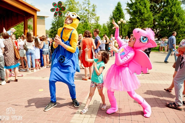 Начнём утро с поздравлений. Сегодня отмечается День молодёжи. И мы рады поздравить с этим праздником всех вас, друзья!